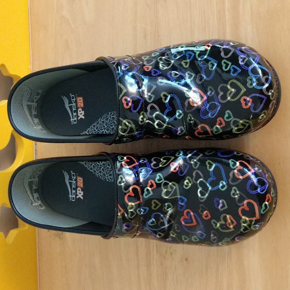 Dansko Xp 2.0 Clogs Size 40 Floating Hearts New - image 1